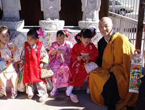 Vào ngày lễ các bé được bố mẹ dẫn vào đền Shinto
