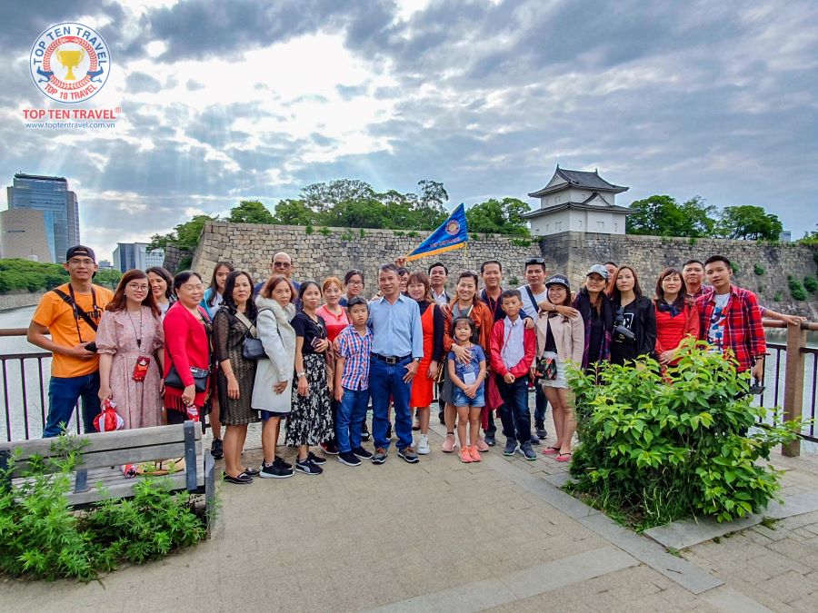 Đoàn Khách tham quan và khám phá Tour Nhật Bản Mùa Hoa Kochia