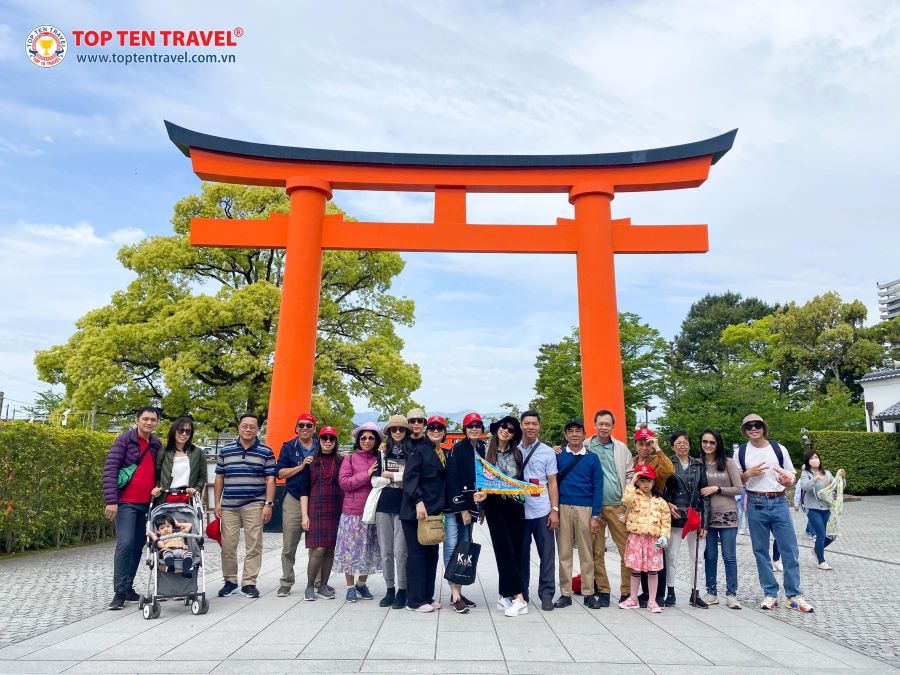 Đoàn khách checkin tại Đền thờ Fushimi-Inari