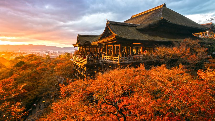Kiyomizu-dera tham quan nằm trên Núi Otowa tựa như chốn thần tiên